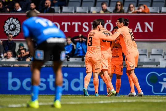 AFC Eskilstunas Amar Muhsin jublar med lagkamrater