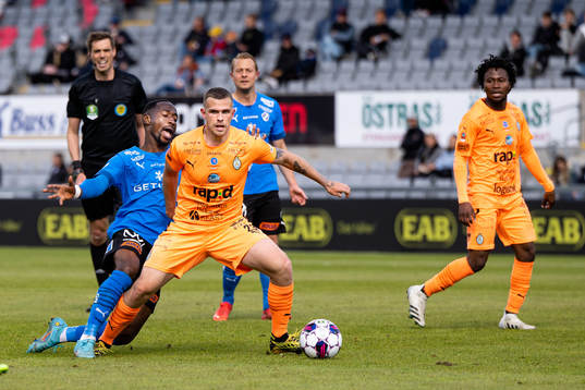 Halmstads Sadat Karim och AFC Eskilstunas Jesper Manns