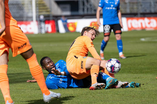 Halmstads Sadat Karim och AFC Eskilstunas Anton Ekeroth