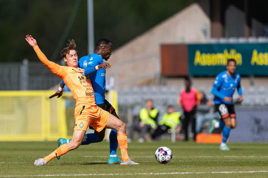 Halmstads Sadat Karim och AFC Eskilstunas Anton Ekeroth