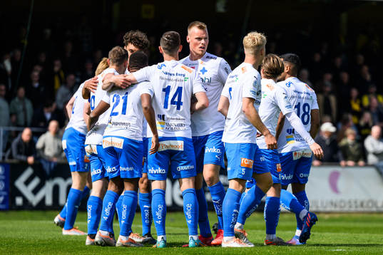 Värnamos Oscar Johansson jublar med lagkamrater efter 0-1