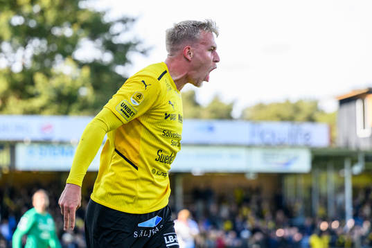 Mjällbys Herman Johansson jublar efter 1-1