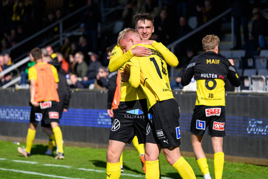 Mjällbys Herman Johansson och Noah Eile  jublar efter 1-1