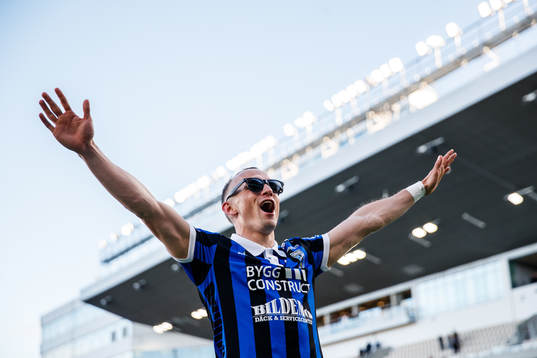 Sirius Aron Bjarnason jublar