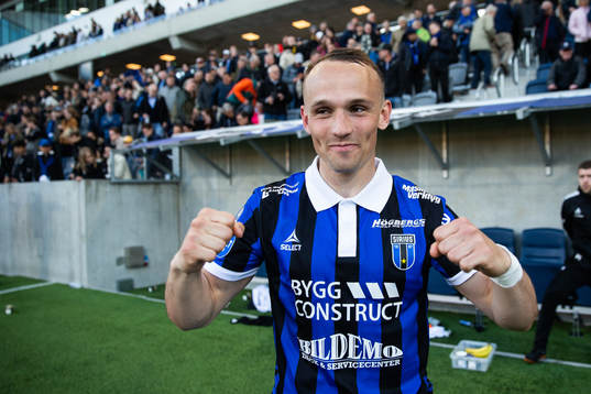 Sirius Aron Bjarnason jublar