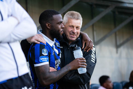 Sirius Christian Kouakou och materialförvaltare Gert