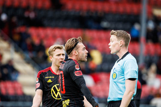 Östersunds Felix Hörberg i samtal med domare Oscar