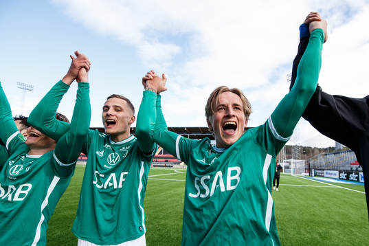 Brages Douglas Karlberg jublar