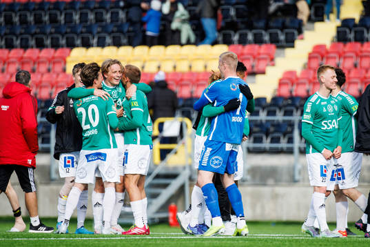 Brages målvakt Viktor Frodig  jublar med lagkamrat