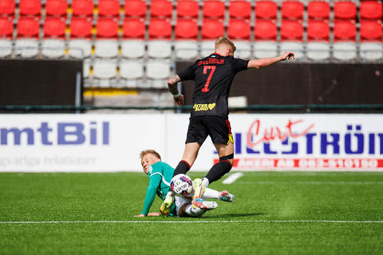 Brages Henry Sketsjöe i kamp med Östersunds André Österholm