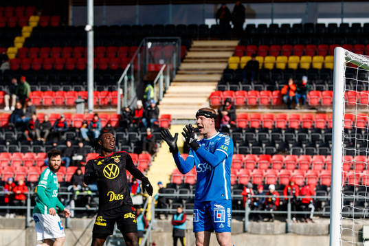 Brages målvakt Viktor Frodig jublar