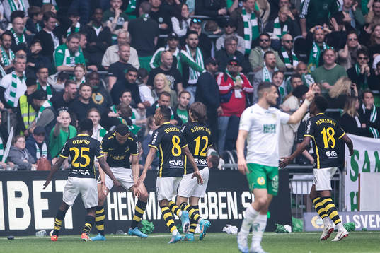 s Nabil Bahoui jublar efter 3-3 under fotbollsmatchen i Allsvenskan mellan Hammarby och AIK den 15 maj 2022 i Stockholm. 