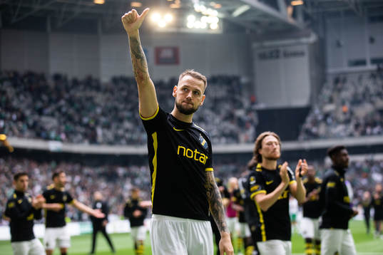 s Alexander Milosevic tackar publiken efter fotbollsmatchen i Allsvenskan mellan Hammarby och AIK den 15 maj 2022 i Stockholm. 