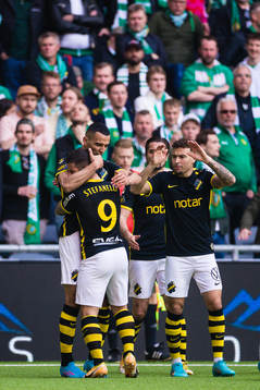 s Nabil Bahoui jublar med Nicolas Stefanelli efter 0-1 under fotbollsmatchen i Allsvenskan mellan Hammarby och AIK den 15 maj 2022 i Stockholm. 