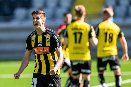 Häckens Leo Bengtsson jublar efter att Mikkel Rygaard Jensen (ej i bild) gjort 1-1