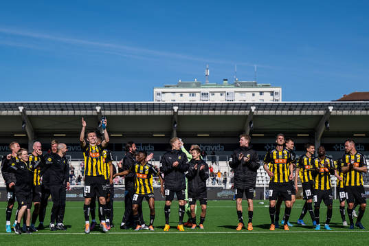 Häckens spelare jublar