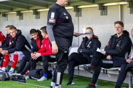 Kalmars assisterande tränare Rasmus Elm på bänken