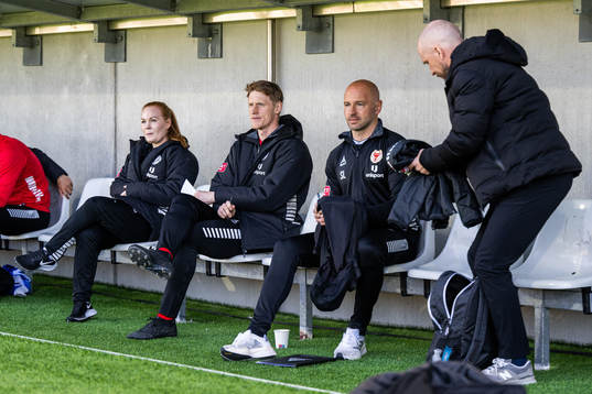 Kalmars assisterande tränare Rasmus Elm på bänken