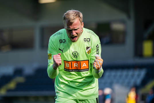 Häckens målvakt Peter Abrahamsson jublar
