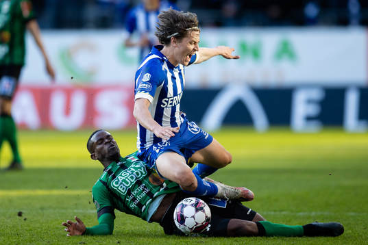 Varbergs Jaheem Burke glidtacklar IFK Göteborgs Simon Thern