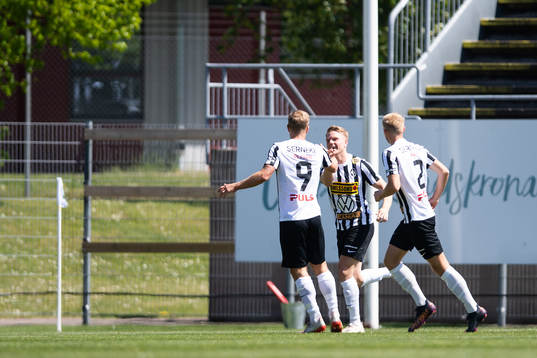 Landskronas Linus R Olsson jublar efter 1-1