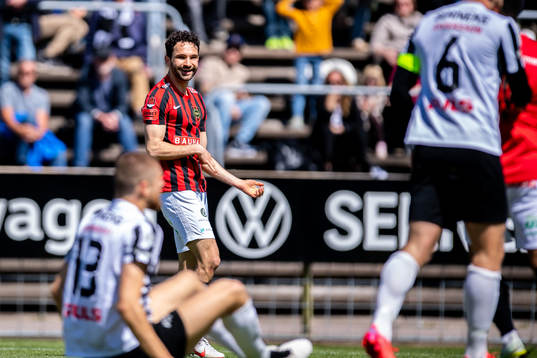 Brommapojkarnas Marijan Cosic  jublar efter 0-1
