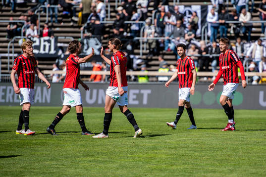 Brommapojkarnas Marijan Cosic jublar tillsammans med lagkamrater
