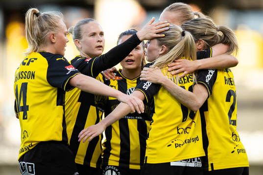 Häckens Stine Larsen jublar med lagkamrater