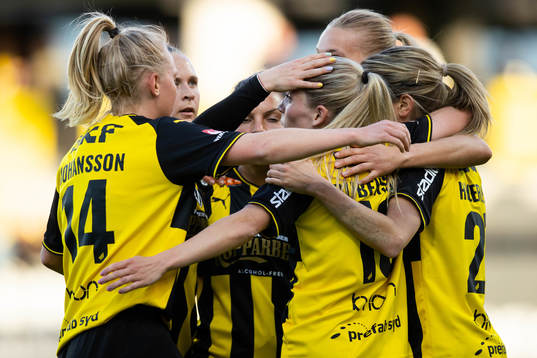 Häckens Stine Larsen jublar efter 1-0 ihop med lagkamrater