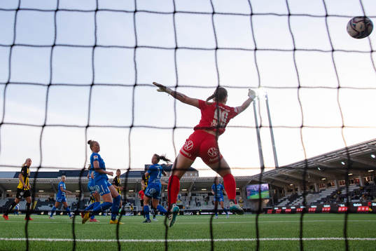 Häckens Mille Gejl Jensen skjuter 3-1 i mål bakom Kalmars
