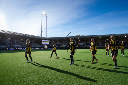 Häckens spelare innan avspark i fotbollsmatchen i