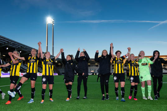 Häckens spelare jublar framför klacken