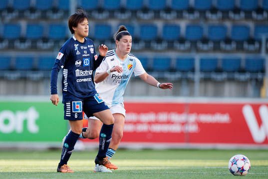 Linköpings Saori Takarada och Djurgårdens Hayley Dowd