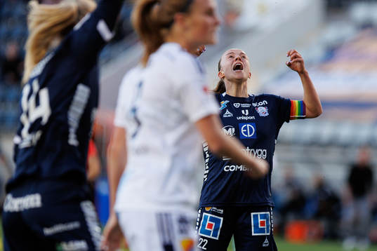 Linköpings Olga Ahtinen jublar efter 1-0