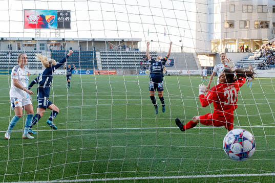 Linköpings Olga Ahtinen gör 1-0 bakom Djurgårdens