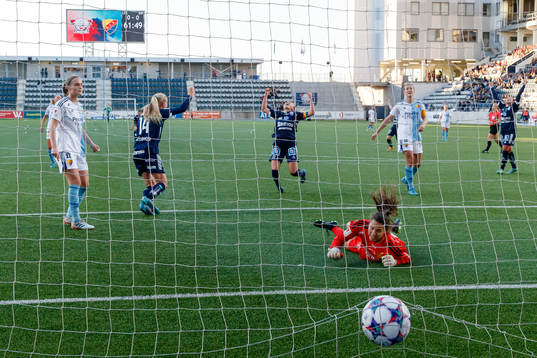 Linköpings Olga Ahtinen gör 1-0 bakom Djurgårdens