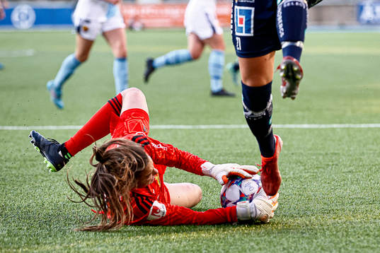 Räddning av Djurgårdens målvakt Kelsey Daugherty