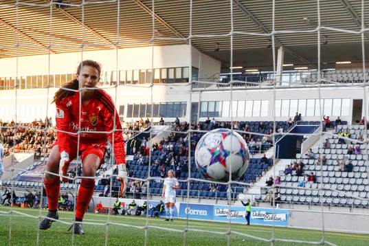 Djurgårdens målvakt Kelsey Daugherty ser bollen gå i mål