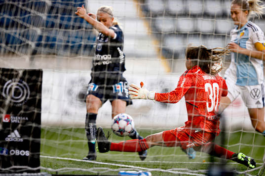 Räddning av Djurgårdens målvakt Kelsey Daugherty