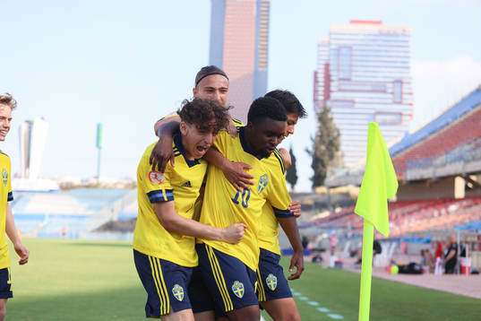 Sveriges  Taha Ayari, Elison Makolli, Jardell Kanga Matteo Perez Vinlöf jublar