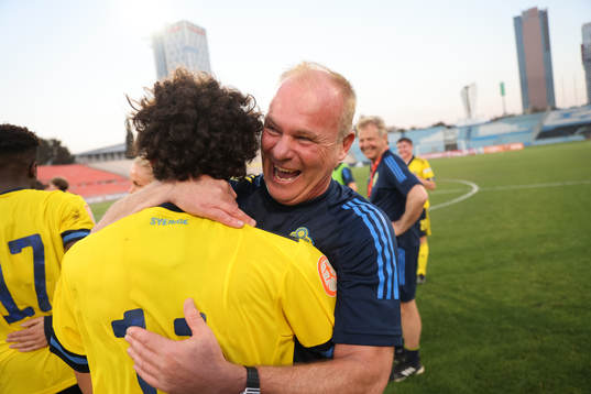 Sveriges förbundskapten Roger Franzén jublar