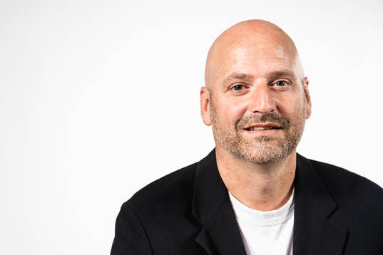 Magnus Wikman, assisterande förbundskapten för Sveriges damlandslag i fotboll, poserar för ett porträtt