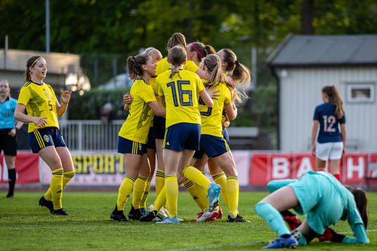 Sveriges spelare jublar med Bianca Hultbäck Nattland efter 1-1