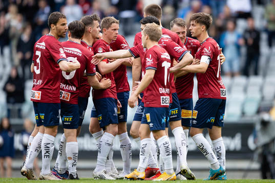 Örgrytes Ajdin Zeljkovic jublar med lagkamrater efter 1-1