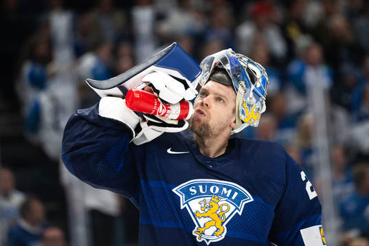 Goaltender Harri Säteri of Finland
