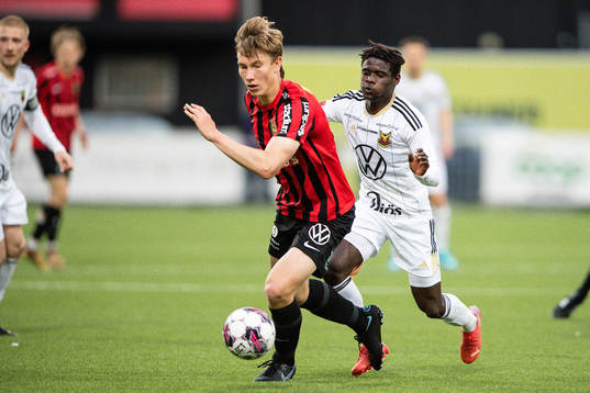 Brommapojkarnas Robin Frej och Östersunds Yannick Adjoumani