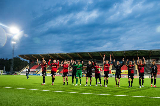 Brommapojkarnas spelare tackar publiken