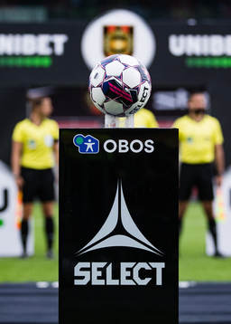 En matchboll innan fotbollsmatchen i Superettan mellan Brommapojkarna och Östersund den 19 maj 2022 i Stockholm. 