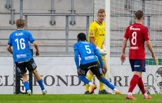 Halmstads Joseph Baffo jublar framför Östers målvakt Mathias Nilsson efter sitt straffmål till 0-1 och blir senare varnad