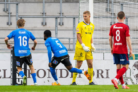 Halmstads Joseph Baffo jublar framför Östers målvakt Mathias Nilsson efter sitt straffmål till 0-1 och blir senare varnad